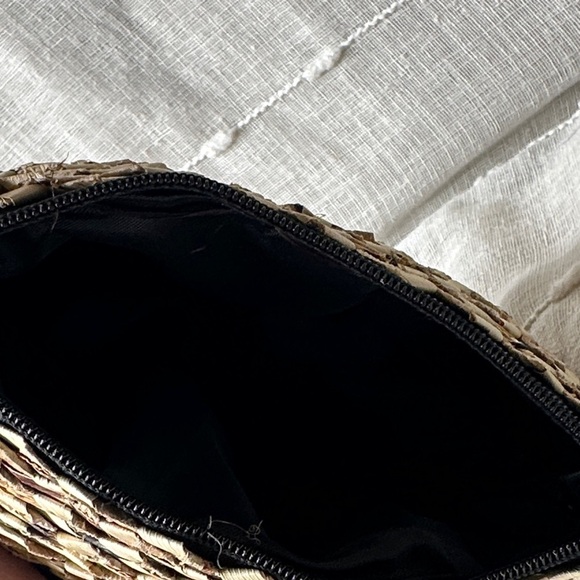 Handcrafted Uganda Made Banana Leaf & Palm Leaf Handwoven Zipper Clutch NWOT - Picture 8 of 10